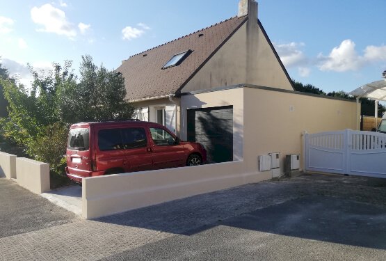 Garage accolé en béton enduit